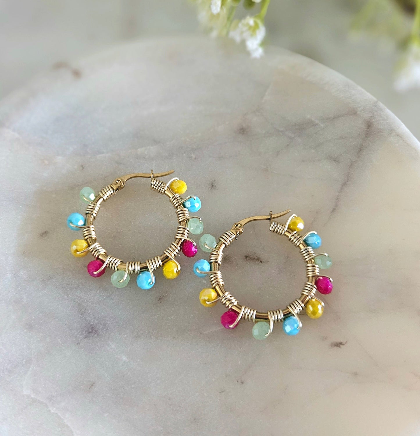 Argollas doradas de acero inoxidable con pequeños cristales de múltiples colores tejidos con alambre AAA.