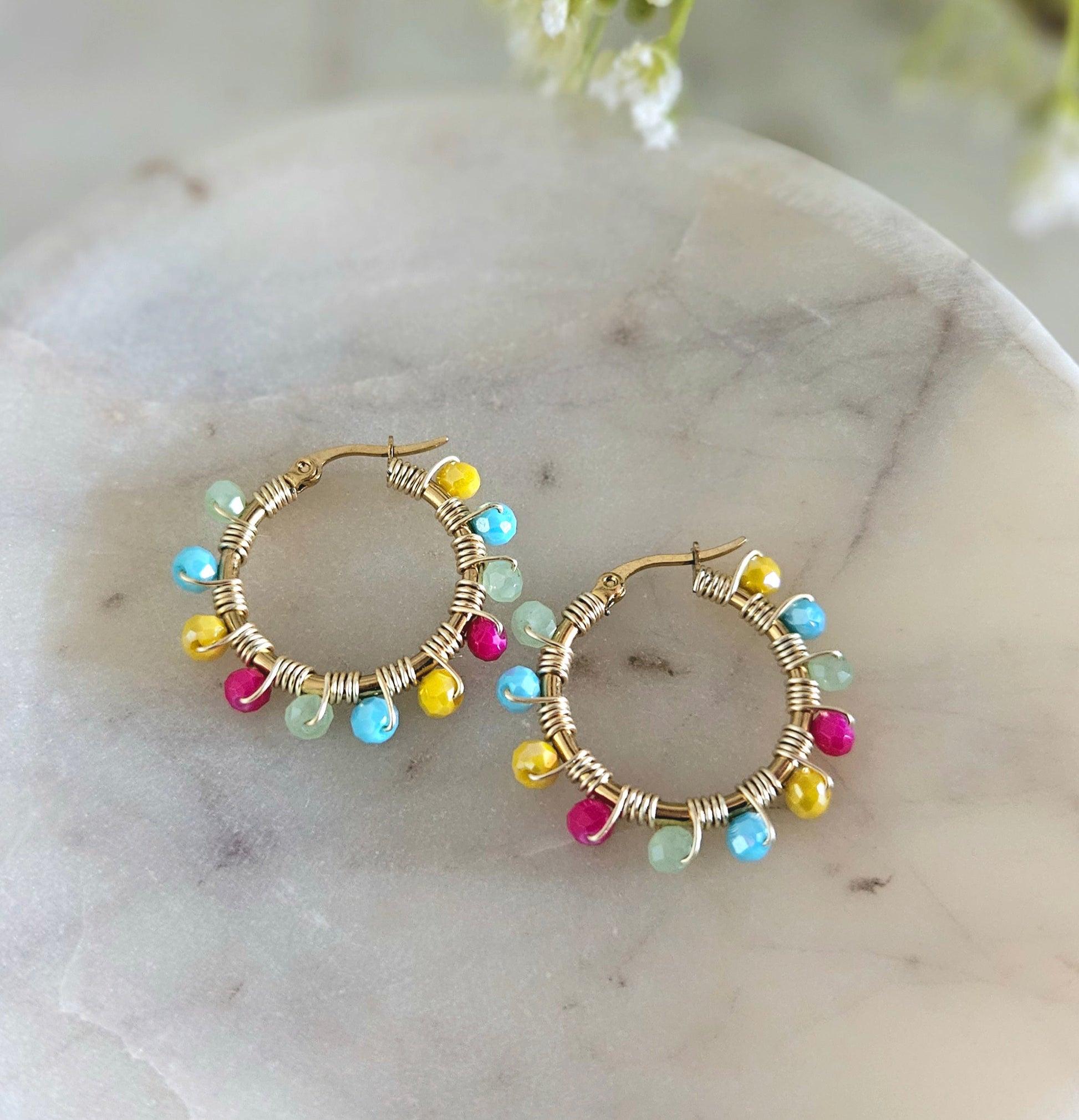 Argollas doradas de acero inoxidable con pequeños cristales de múltiples colores tejidos con alambre AAA.