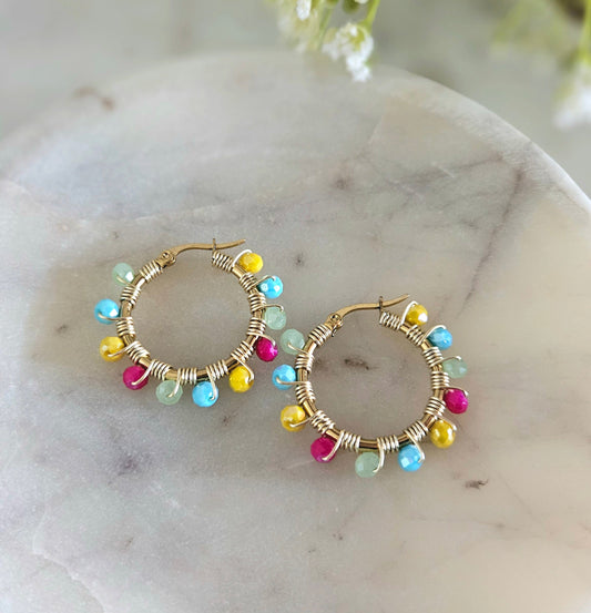 Argollas doradas de acero inoxidable con pequeños cristales de múltiples colores tejidos con alambre AAA.