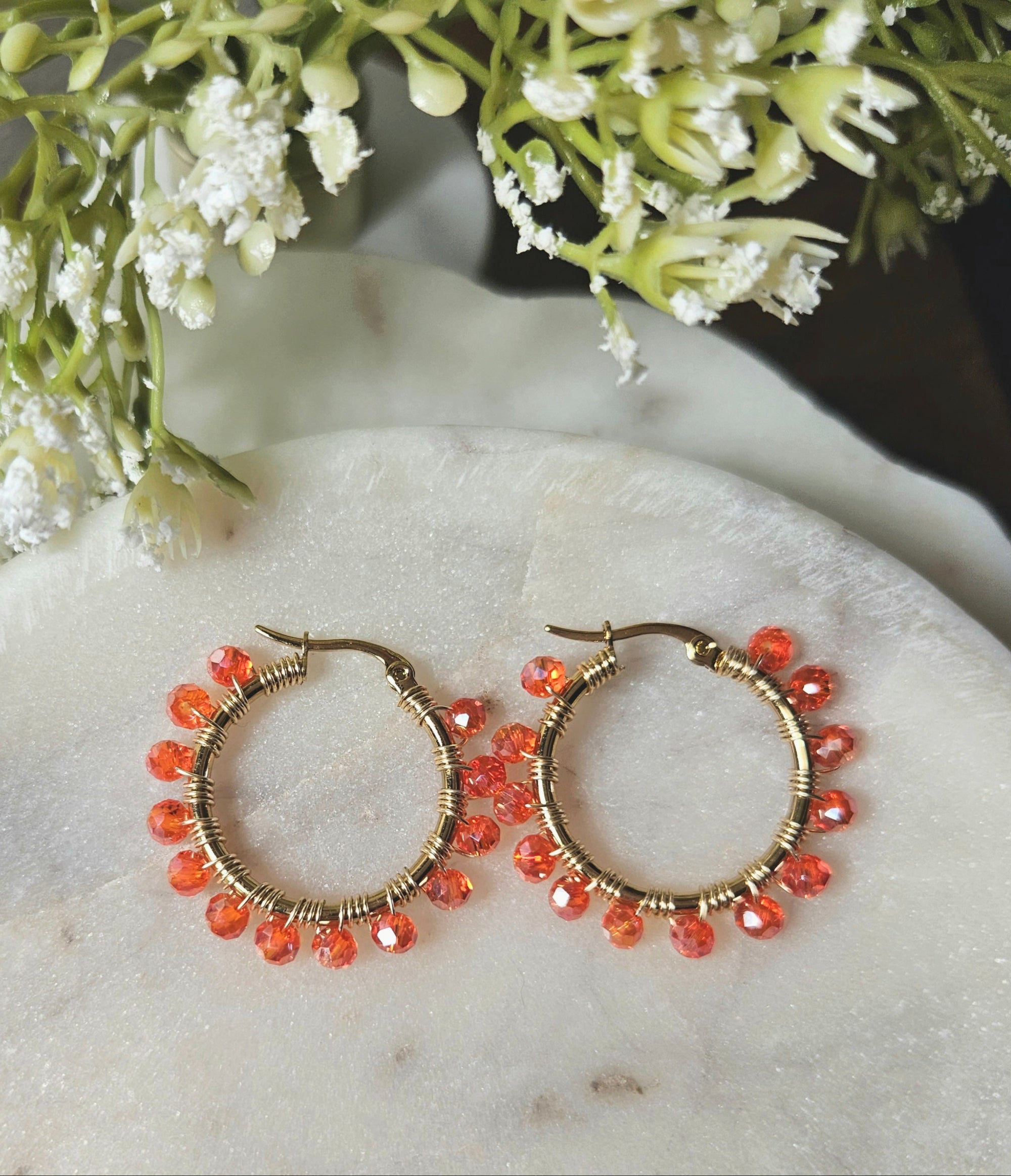 Argollas Flamboyán de Mereki: aros de acero inoxidable tejidos a mano con alambre AAA y cristales color naranja flamboyán.