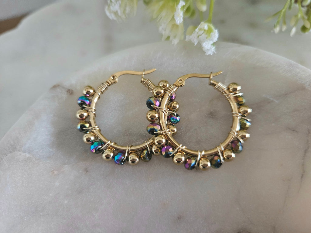 Argollas Atardecer Dorado: aros dorados con cristales que evocan los colores del atardecer, Aros dorados artesanales con cuentas brillantes en tonos cálidos del atardecer puertorriqueño.