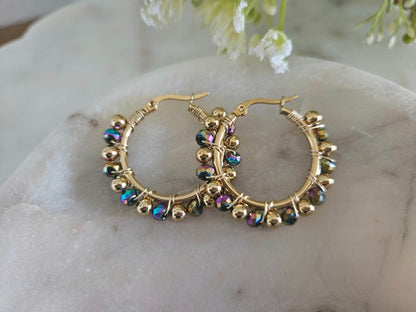 Argollas Atardecer Dorado: aros dorados con cristales que evocan los colores del atardecer, Aros dorados artesanales con cuentas brillantes en tonos cálidos del atardecer puertorriqueño.